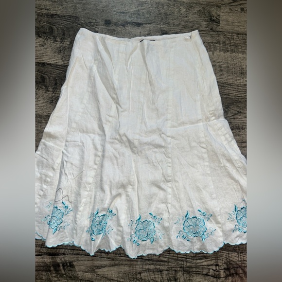Ann Taylor Embroidered White Skirt with Blue Accents Sz 8 - Picture 2 of 4